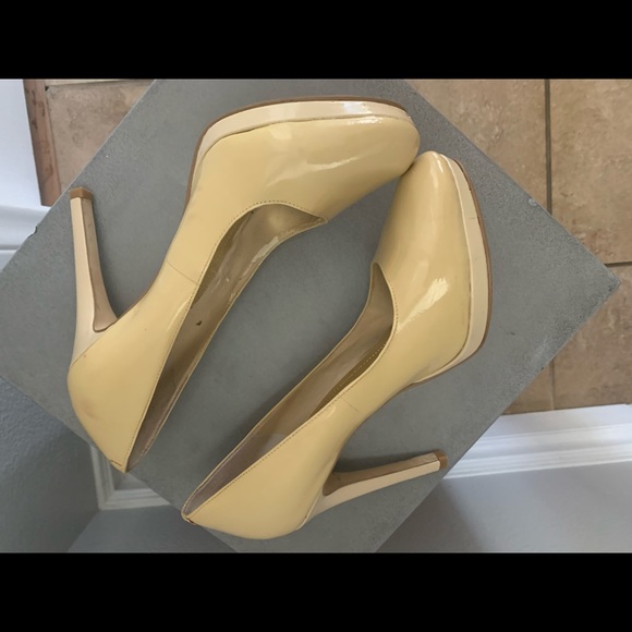 Women’s BCBG heels - Picture 4 of 8